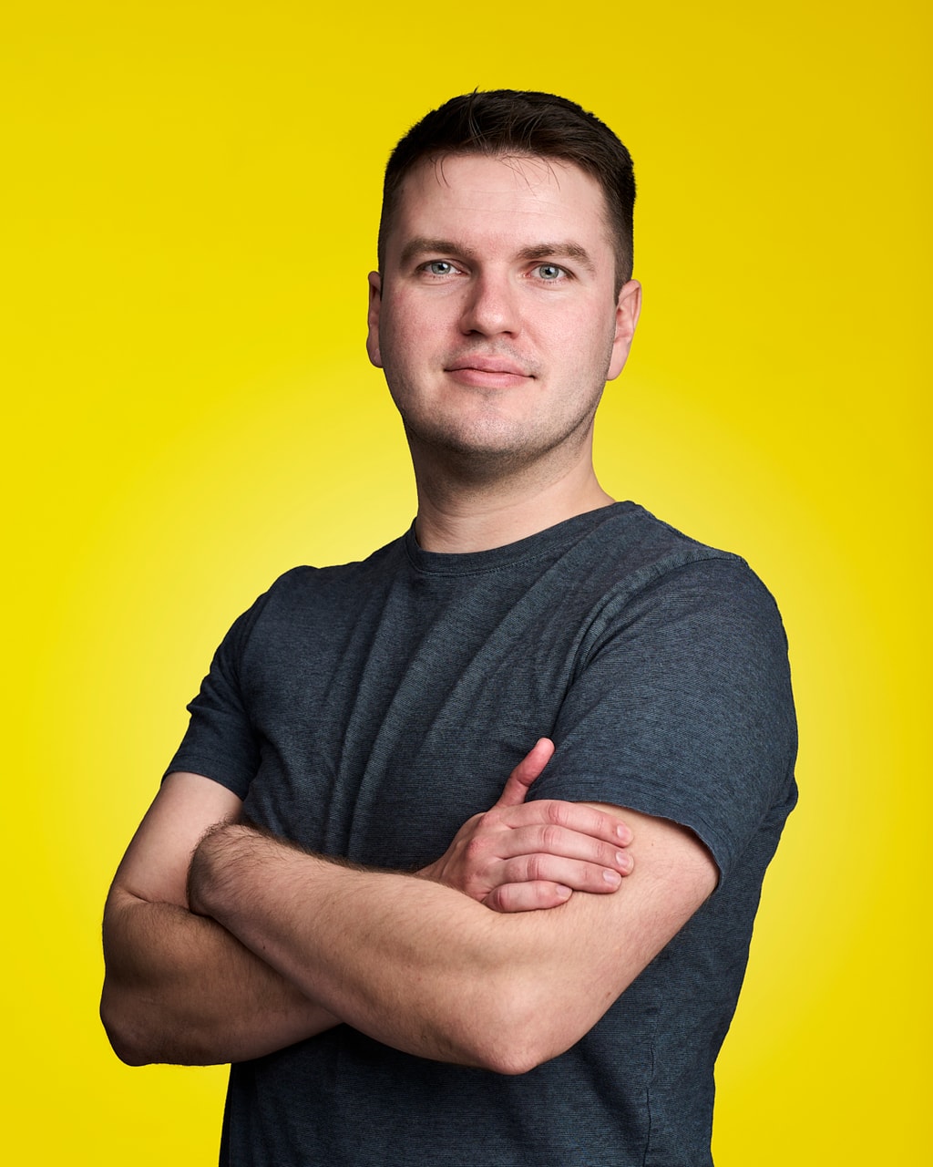 Henrik Oddergaard, ekstern CTO, foran gul baggrund